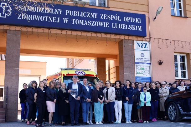 protest personelu - zdjęcie grupowe pracowników SP ZOZ