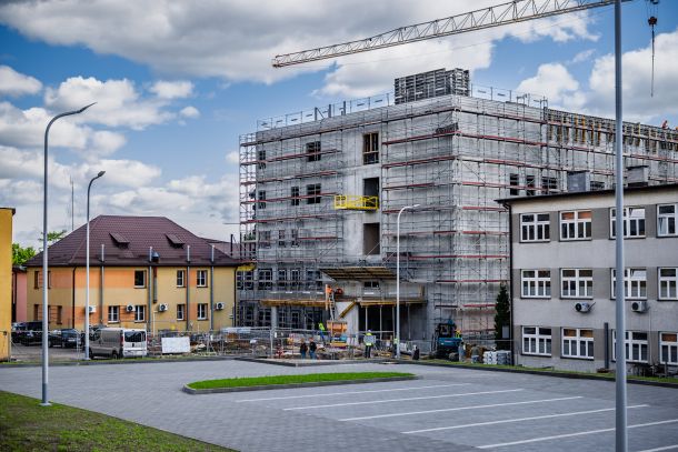 widok frontu nowego budynku w budowie